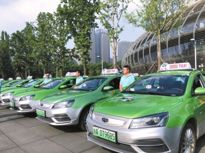 7月5日，成都投用新能源出租车。